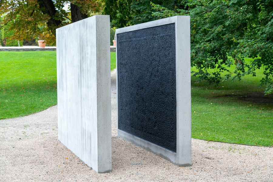 Das erste von drei steirischen Corona-Denkmälern: „Distanzierte Nähe“ von Wolfgang Becksteiner im Grazer Burggarten.
