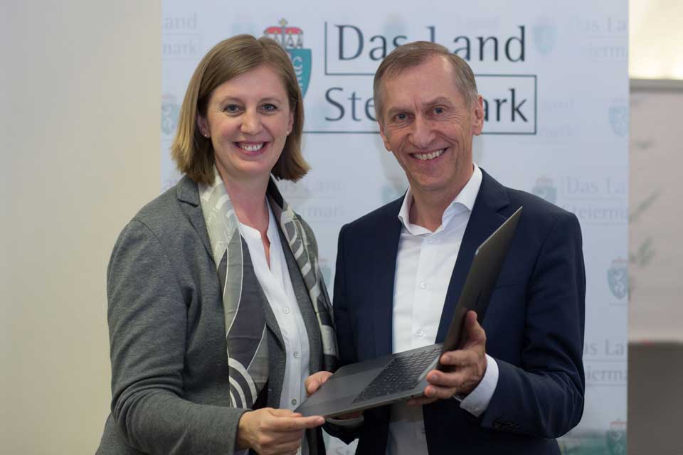 Wirtschaftslandesrätin Barbara Eibinger-Miedl und AK-Präsident Josef Pesserl 